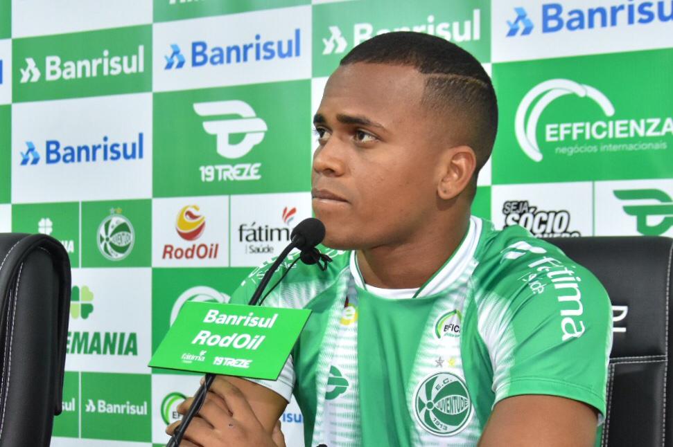 Juventude apresenta atacante Bambam