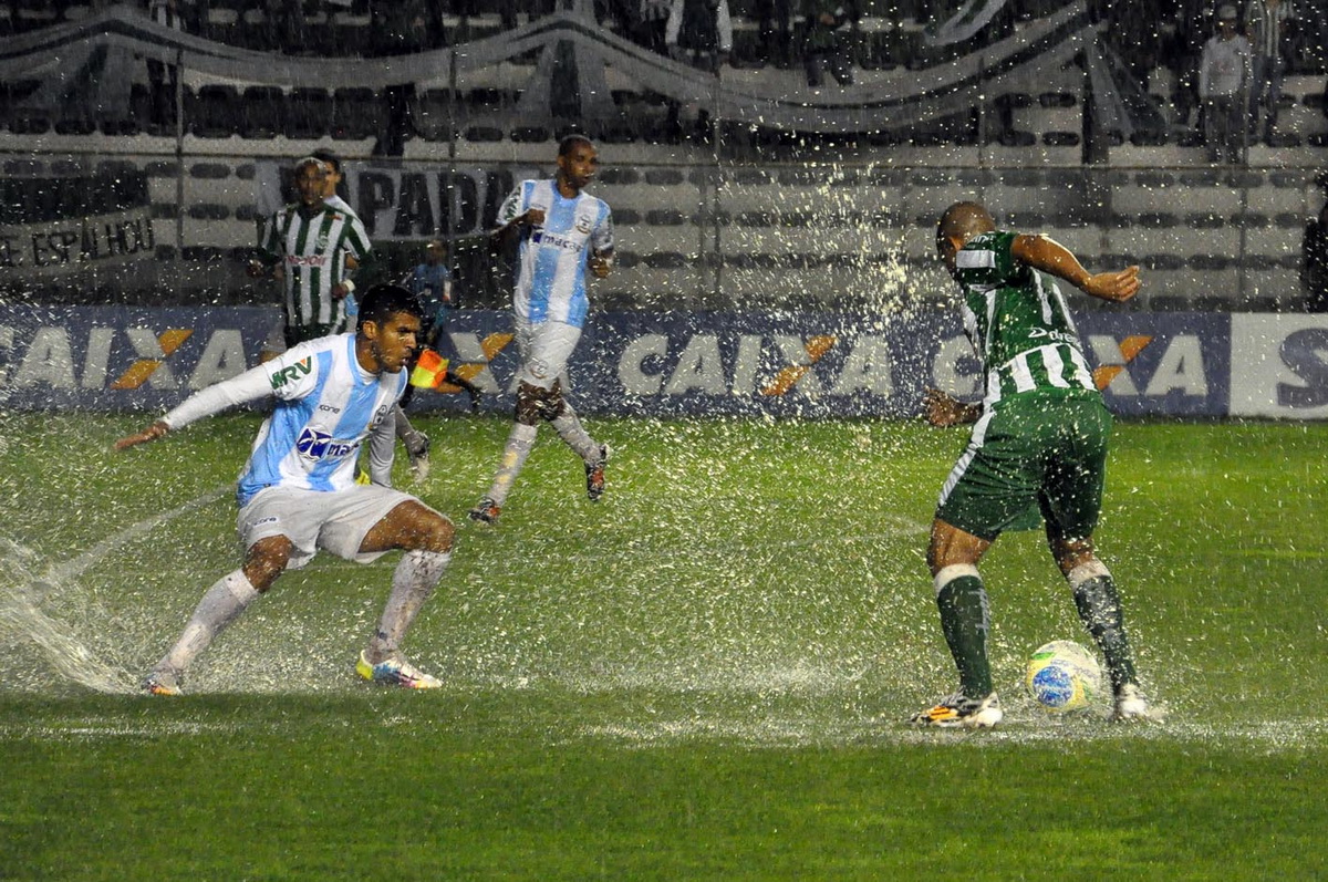 Com muita chuva, Ju atua bem, mas empata com Macaé