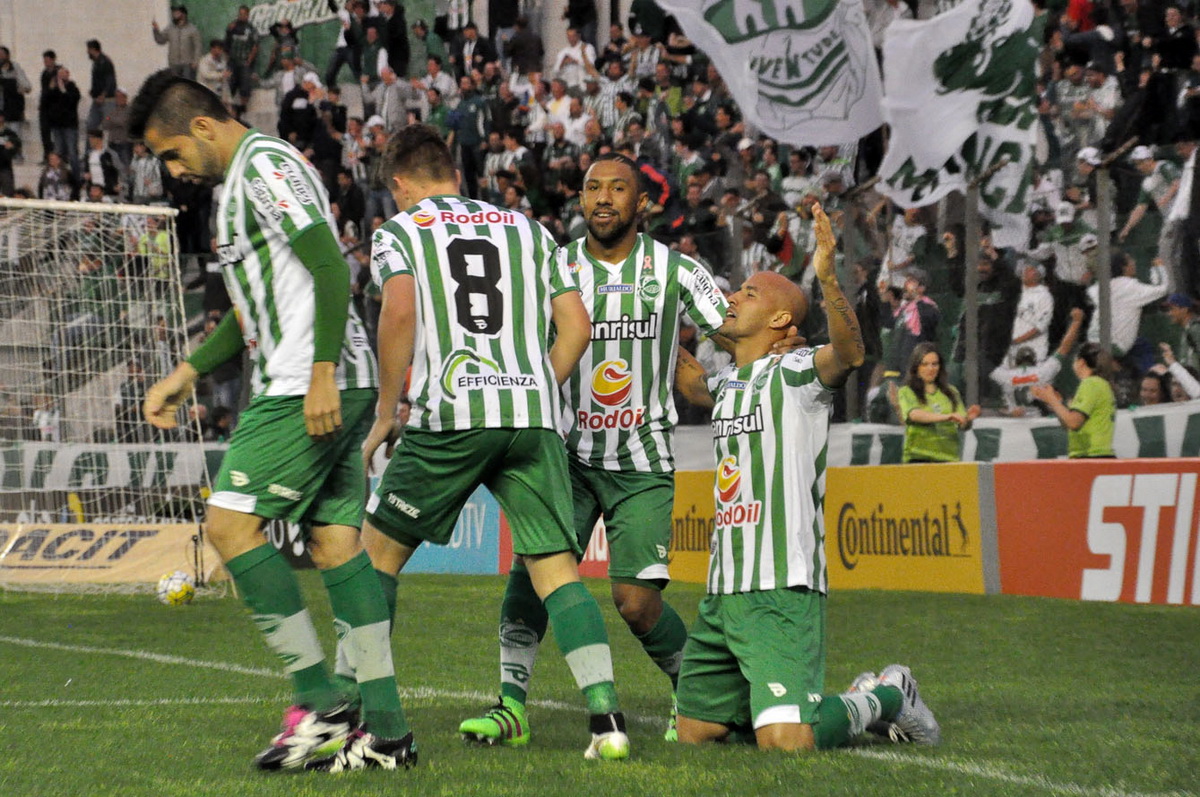Com excelente atuação, Ju vence, mas perde nos pênaltis para o Atlético-MG