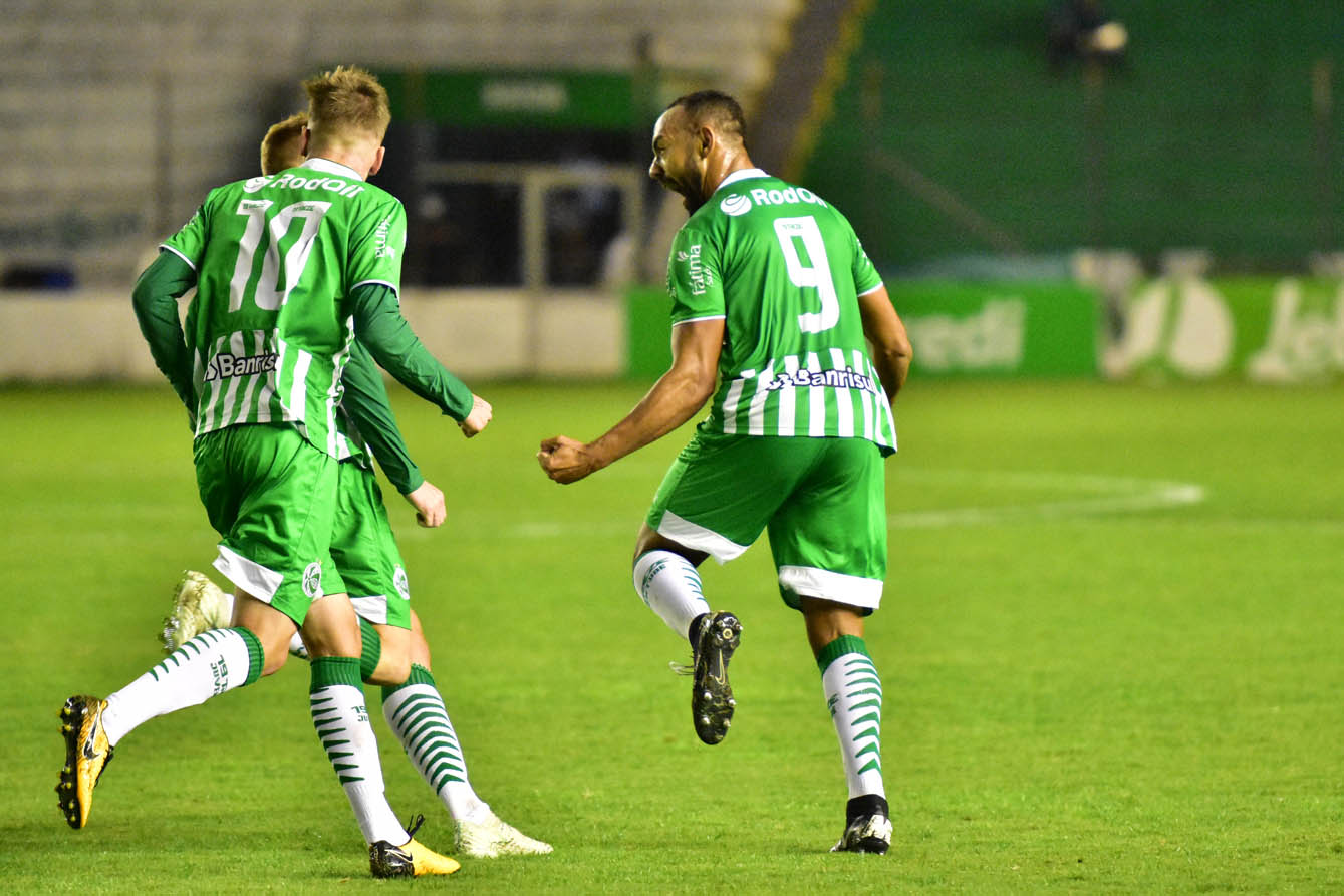Ju vence o Avenida e garante classificação no Gauchão