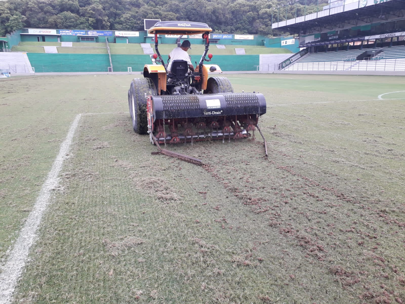 Juventude inicia manutenção do gramado do estádio Alfredo Jaconi