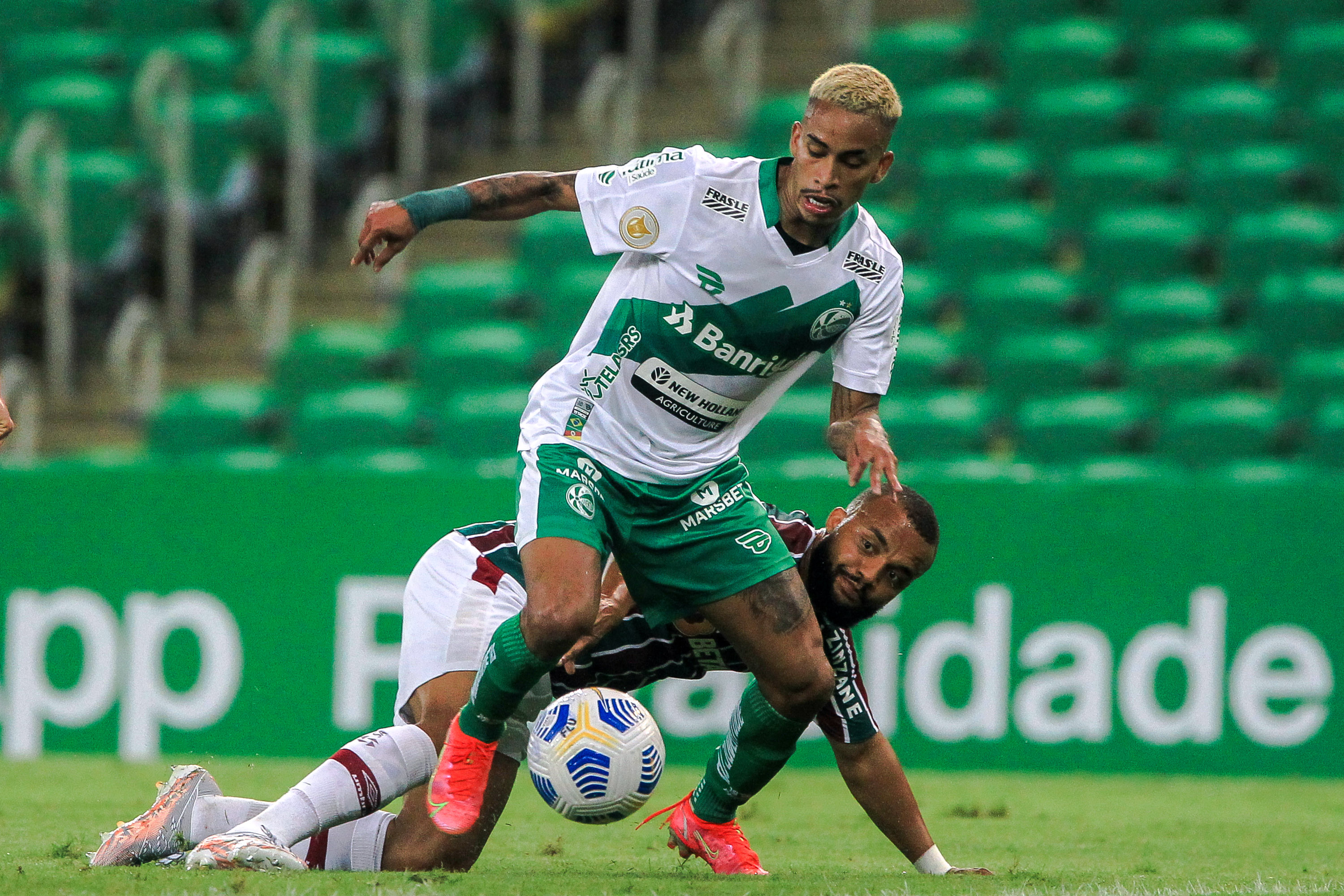 Ju tem gol mal anulado, sai atrás, mas busca empate contra o Fluminense no Maracanã