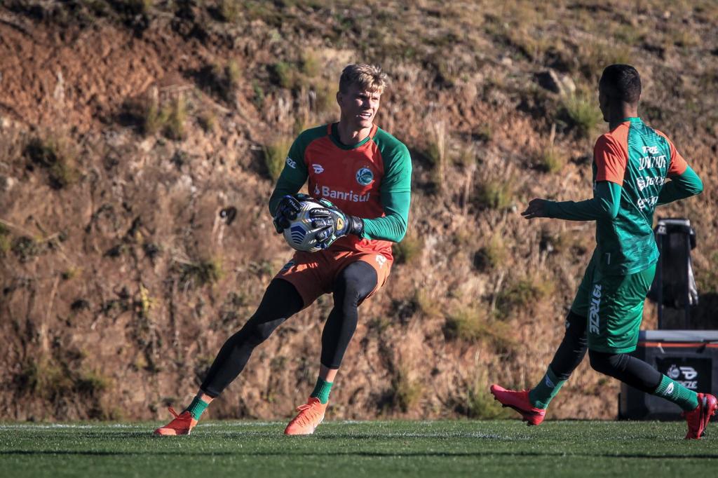 Goleiro Douglas é apresentado no Juventude
