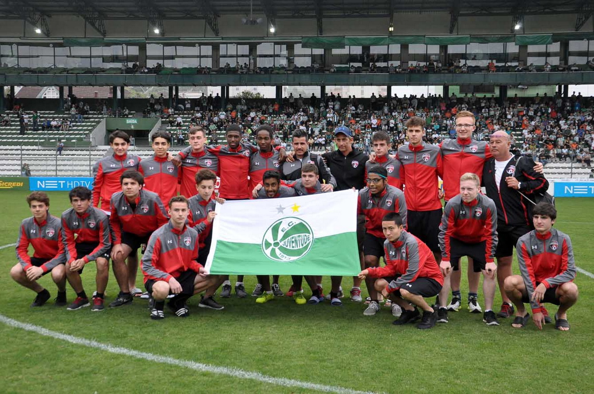 Jogadores canadenses conhecem o Jaconi