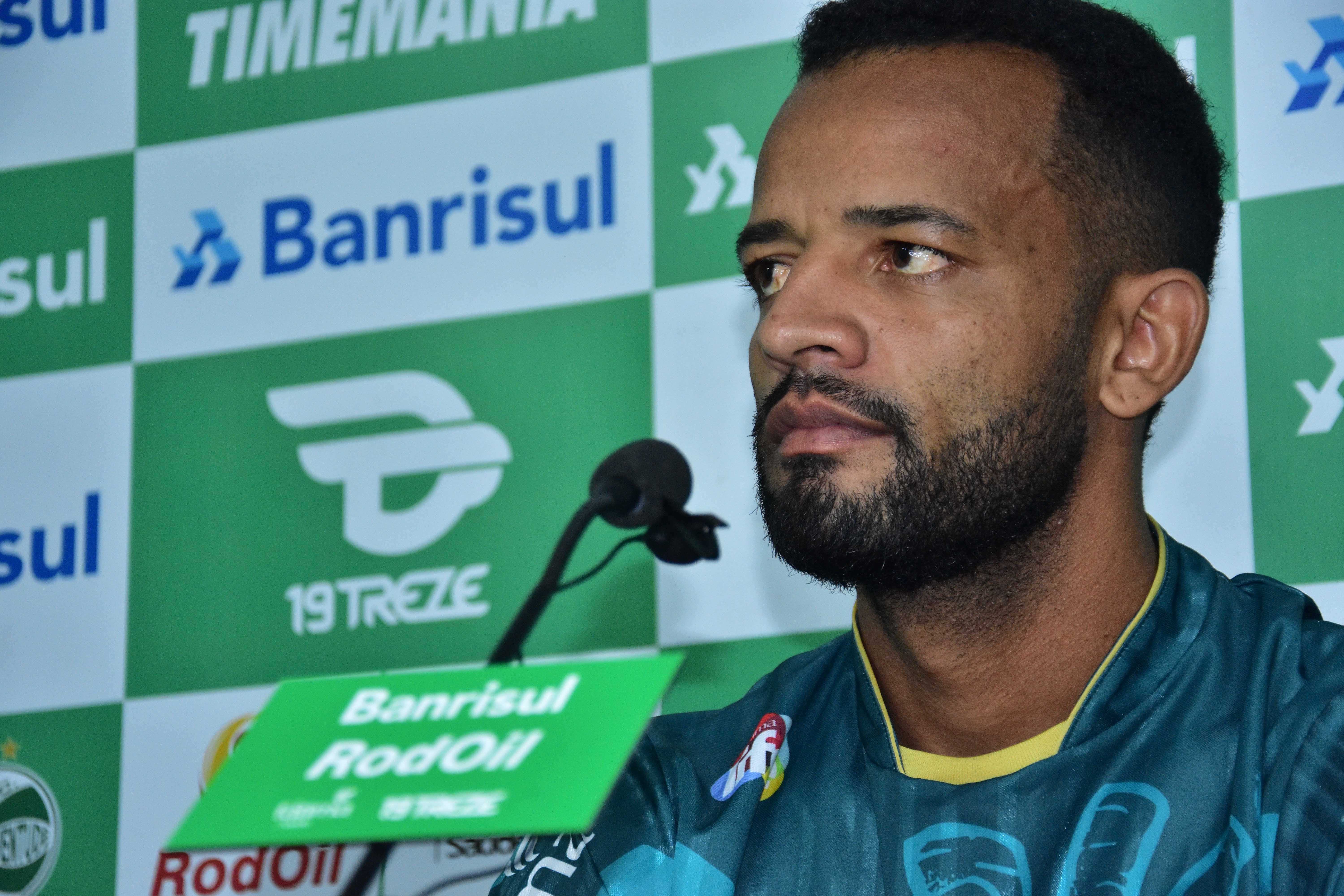 Lateral esquerdo Hélder é apresentado no Jaconi
