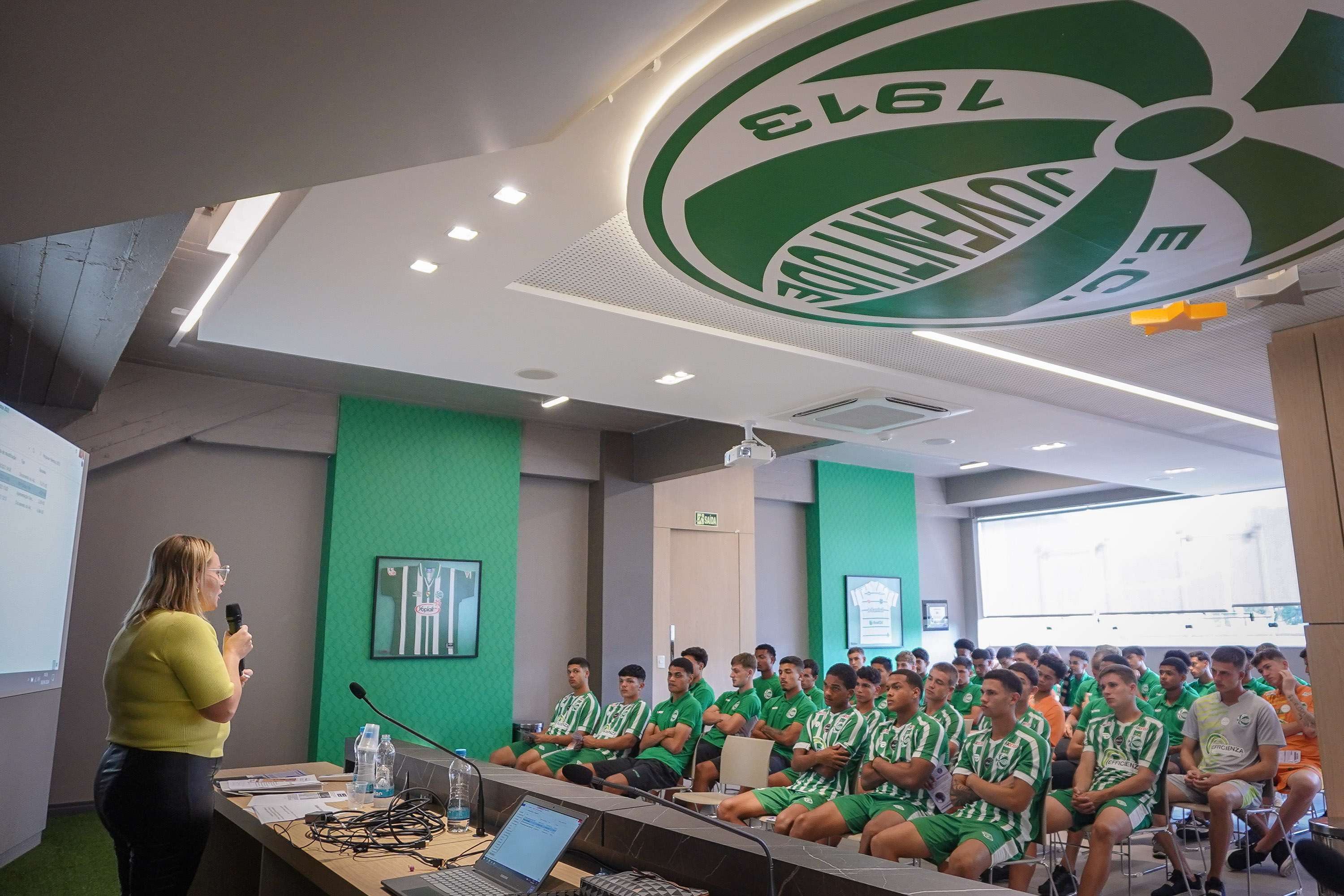 Juventude promove palestra educativa com o tema “Violência contra a mulher” para mais de cem atletas das Categorias de Base