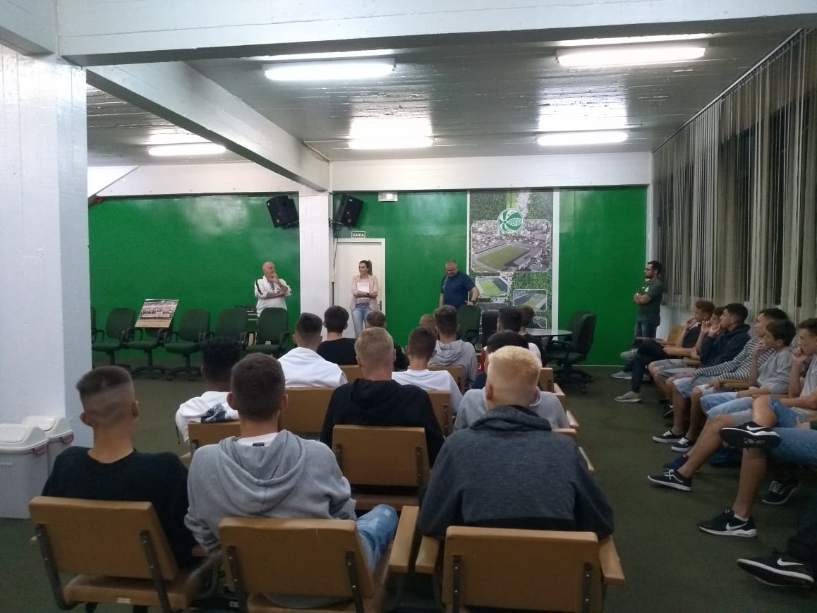 Ex-goleiro Marcelo Isoton palestra para jogadores da base
