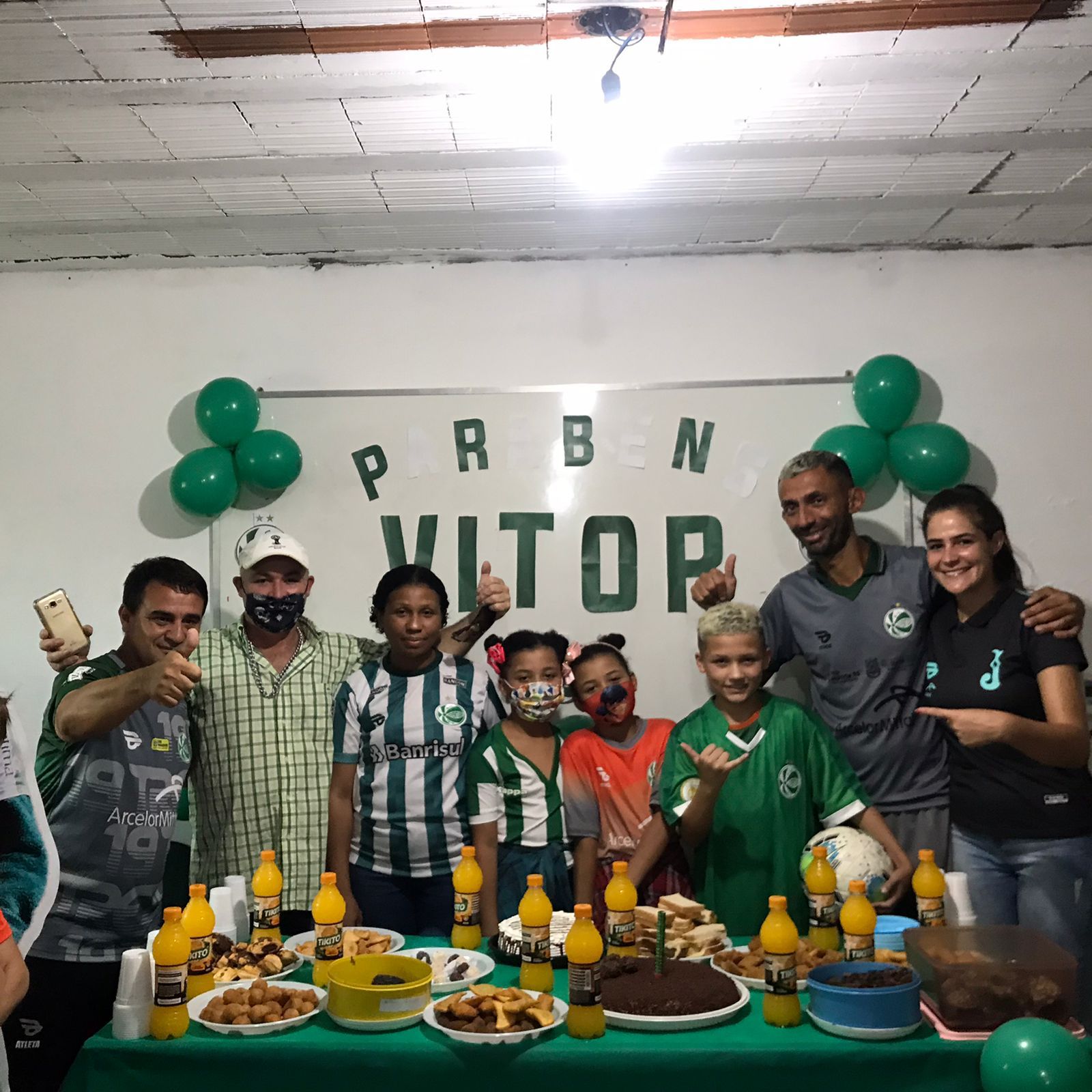 Jovem Vitor ganha festa de aniversário da Escola de Futebol do Ju