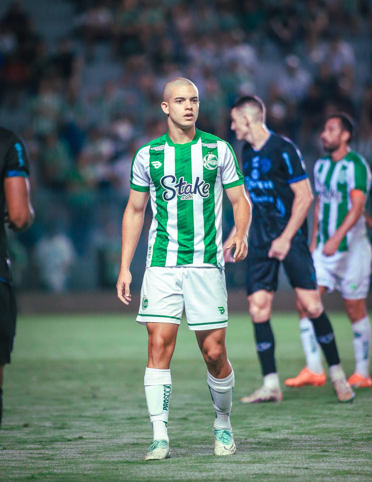 Aos 16 anos, Rafael Pinna faz estreia profissional pelo Juventude