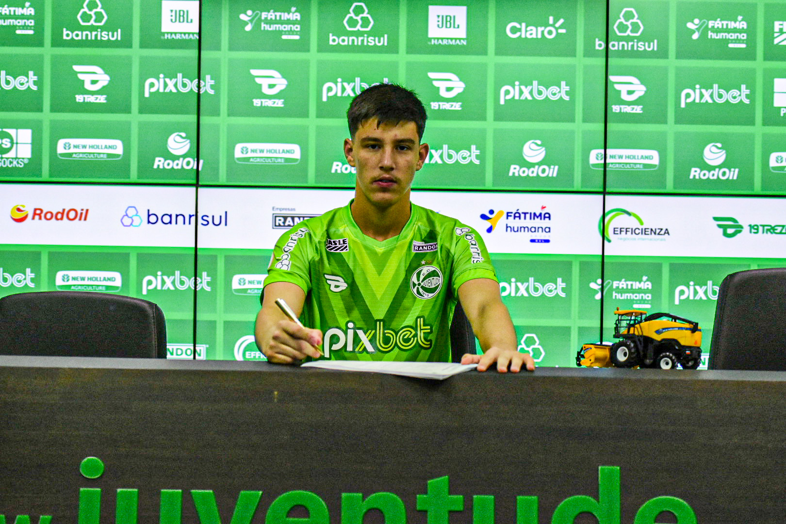 Goleiro Luiz Turatto assina primeiro contrato profissional
