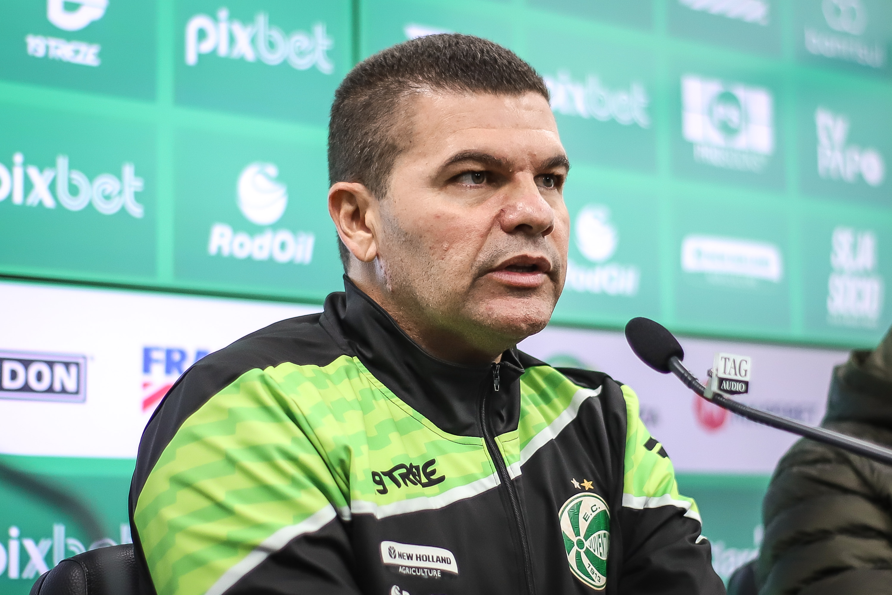 Juventude apresenta o técnico Umberto Louzer