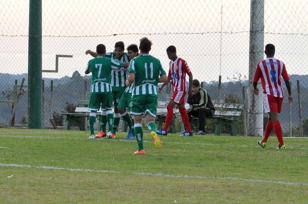 Ju goleia e segue na liderança do Gauchão Sub-20