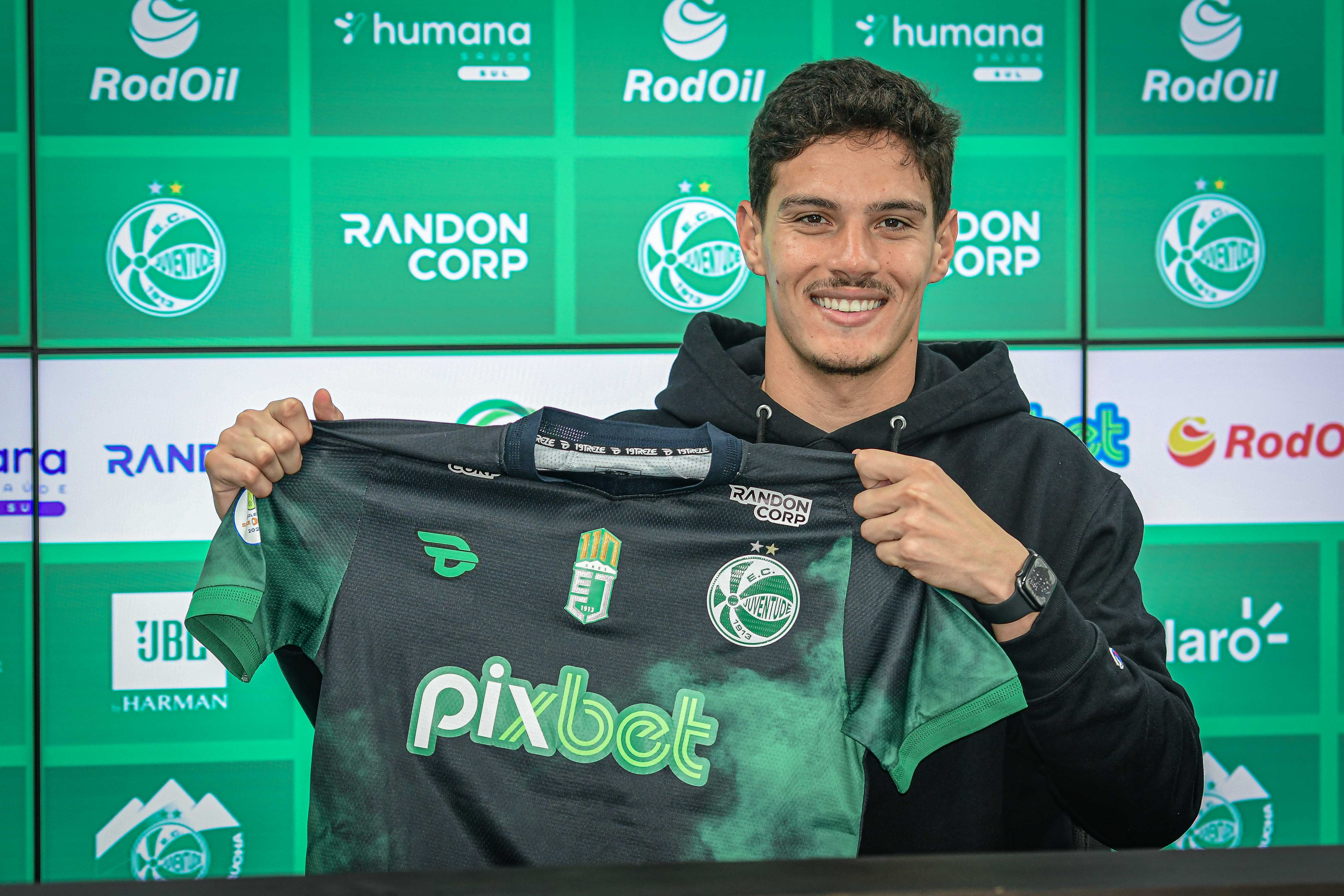 Goleiro Lucas Wingert renova contrato com o Juventude