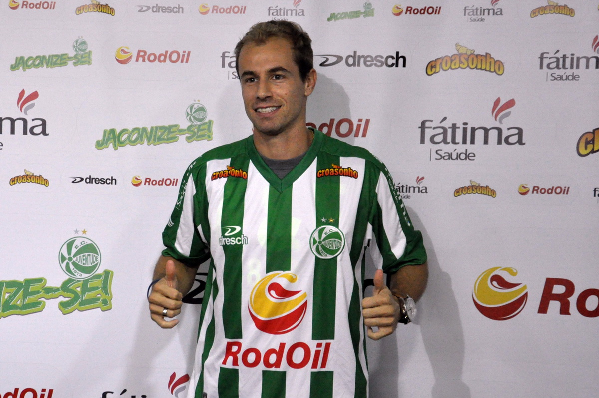 Atacante Cassiano Bodini é apresentado pelo Verdão