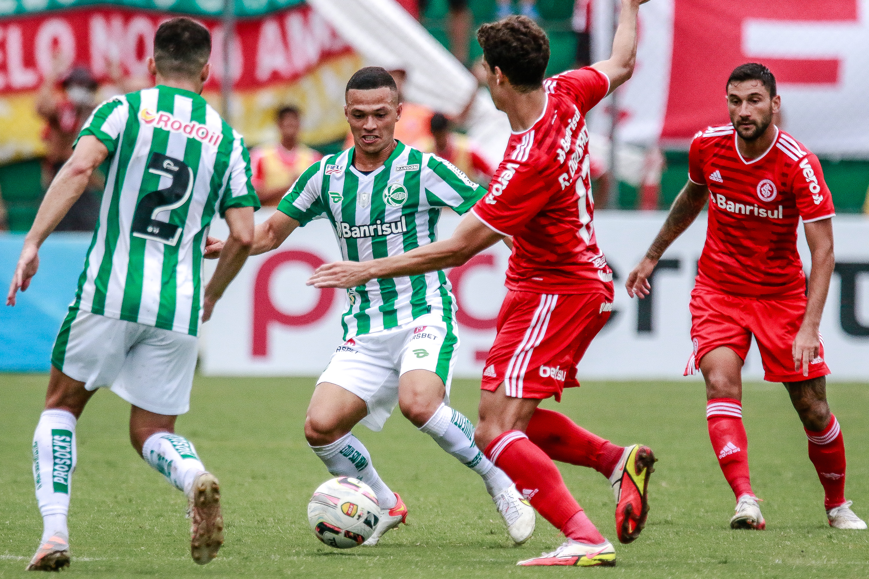 Juventude cria as melhores chances, mas é superado pelo Inter na estreia do Gauchão