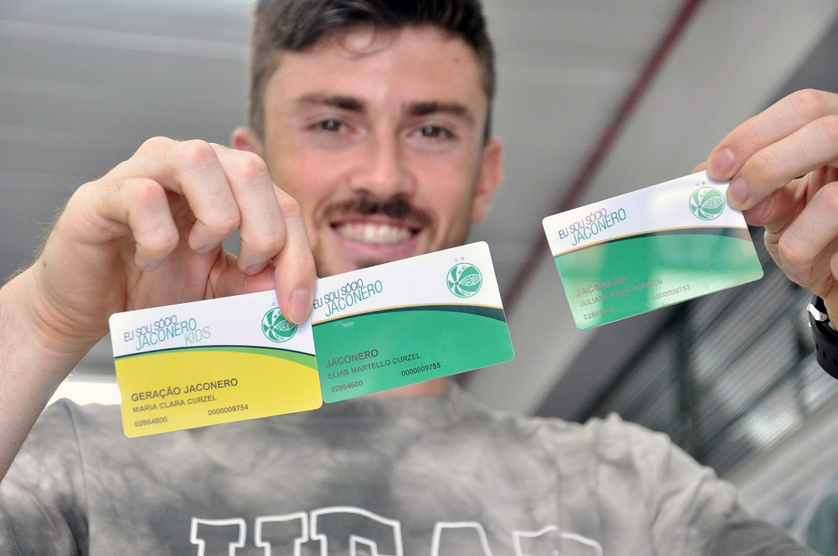 Para coroar um 2016 incrível, goleiro Elias se torna sócio do Juventude