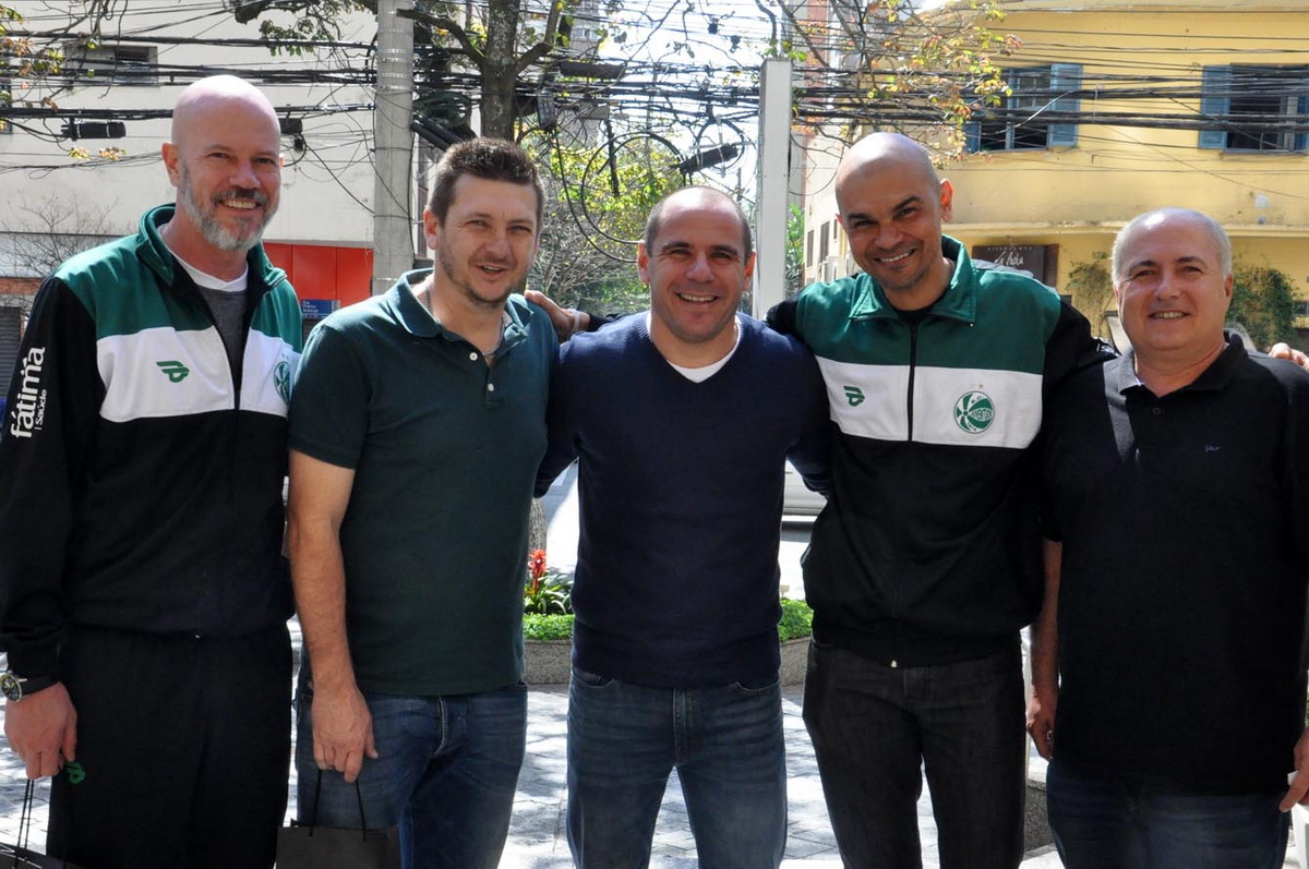 Campeão da Copa do Brasil pelo Ju, Denis visita delegação em São Paulo