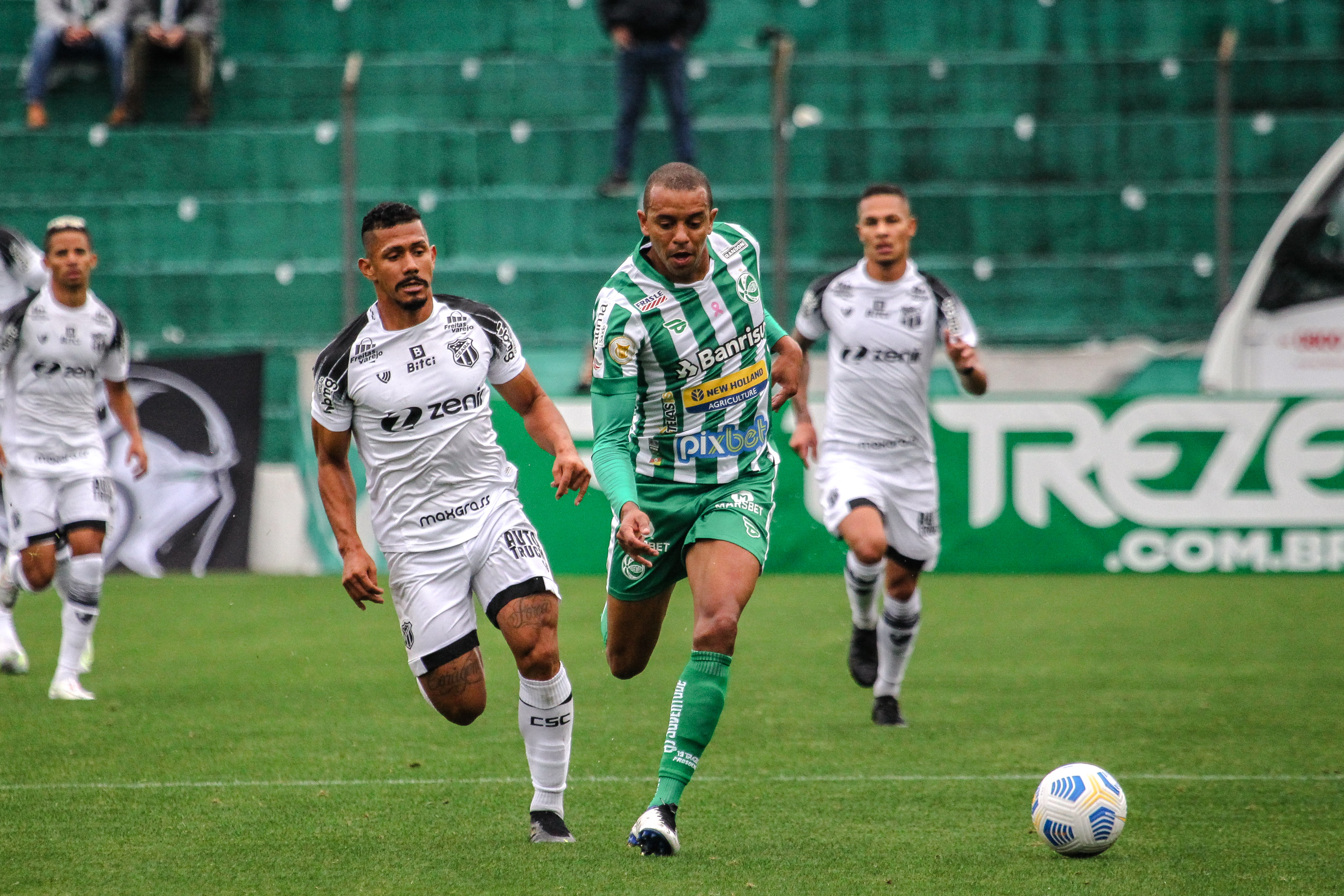Ju pressiona, briga até o final, mas fica no empate contra o Ceará