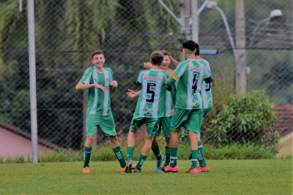 Escola do Ju vence pelo Sul-brasileiro e sobe na classificação