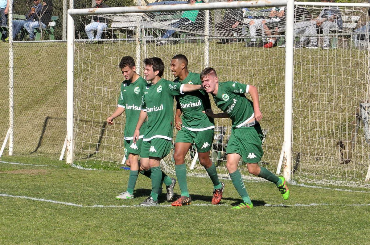 Com três gols de Dener, Ju bate o Cruzeiro pelo Gauchão Sub-17