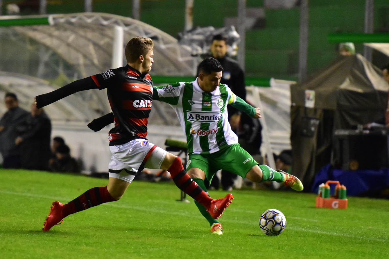 No último minuto, Ju busca empate diante do Atlético-GO