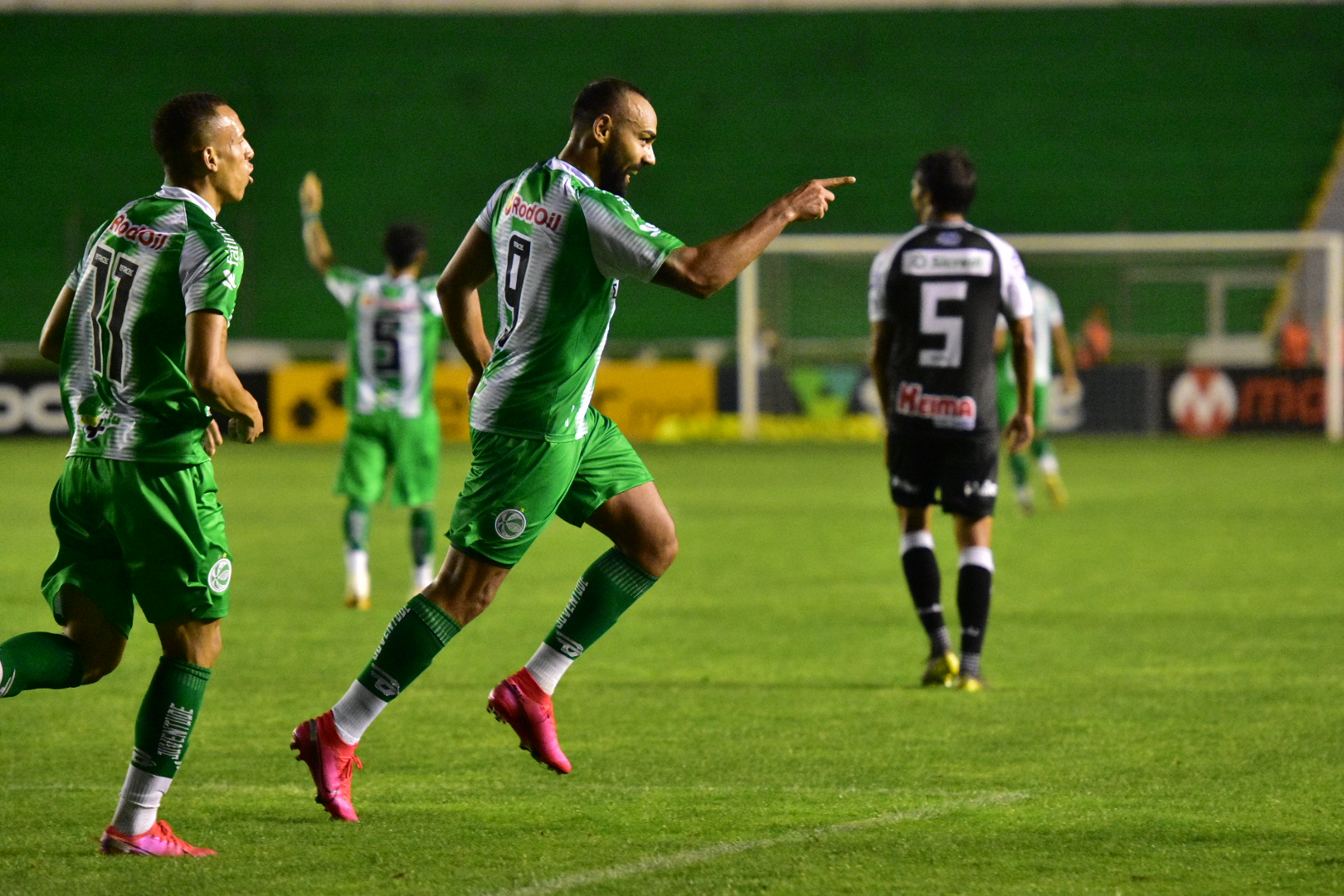 Com atuação consistente, Ju vence e sobe na tabela