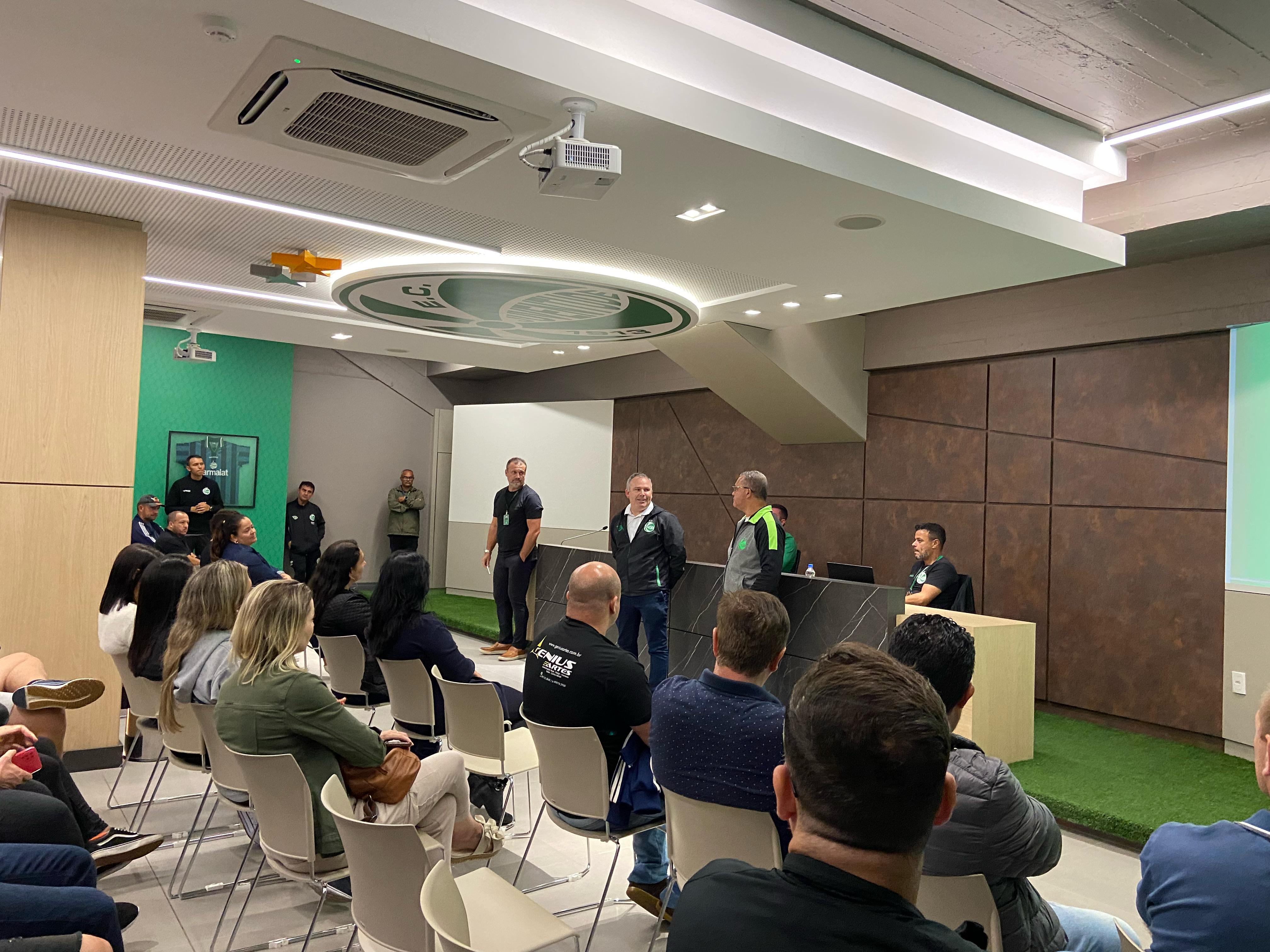 Departamento da Base realiza conversa com atletas e pais das equipes de competição da Escola de Futebol