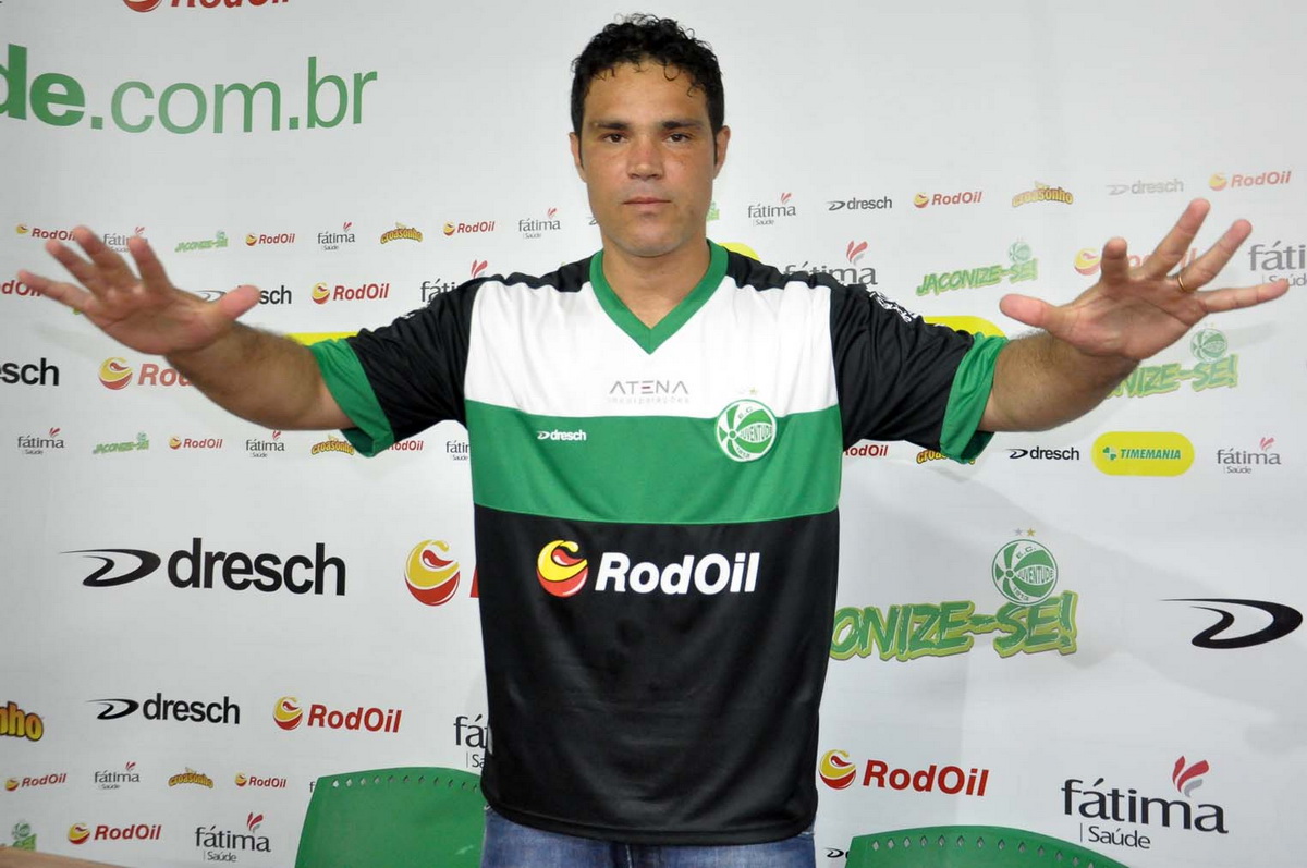 Após 12 anos, goleiro Diego retorna às origens