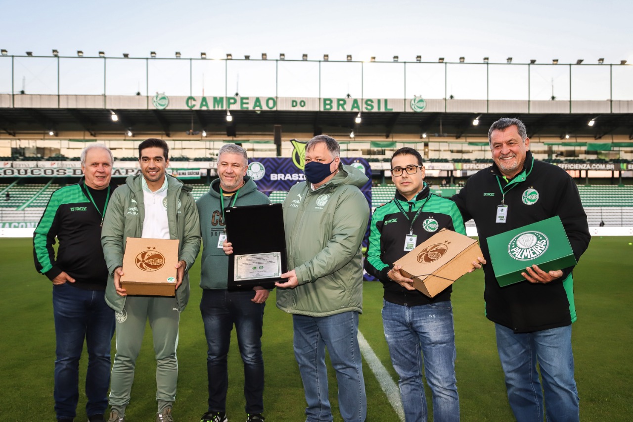 Em alusão à laços históricos, Juventude entrega placa de homenagem ao Palmeiras
