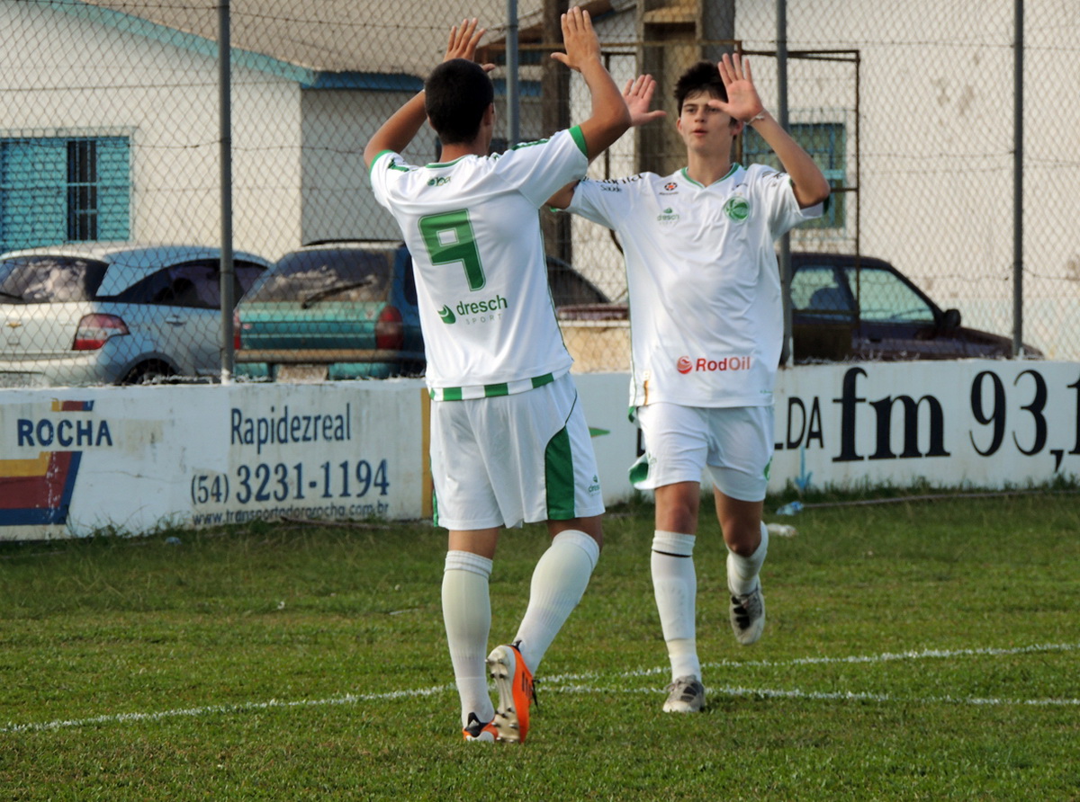 Juvenis garantem vitória diante do Glória
