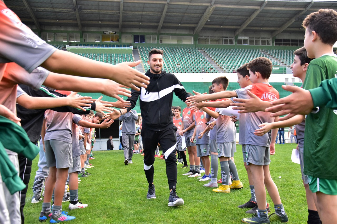 Ídolo da gurizada, Alex Telles é ovacionado no Jaconi