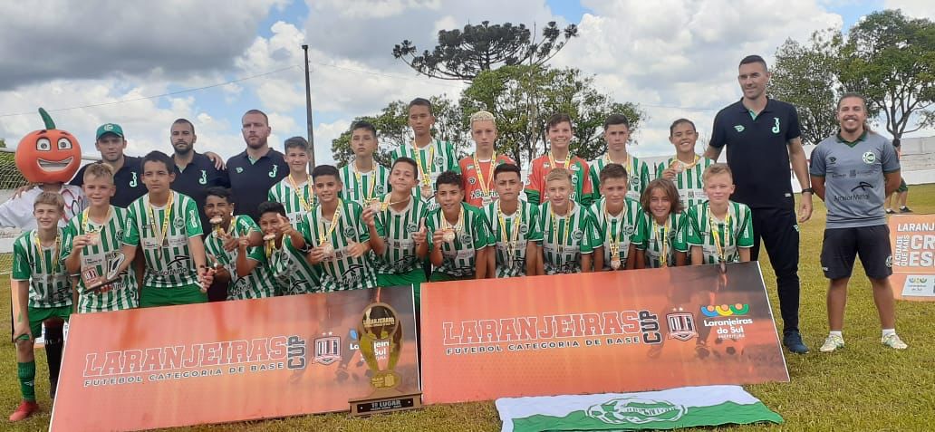 Escola do Ju é campeã invicta no torneio de Laranjeiras