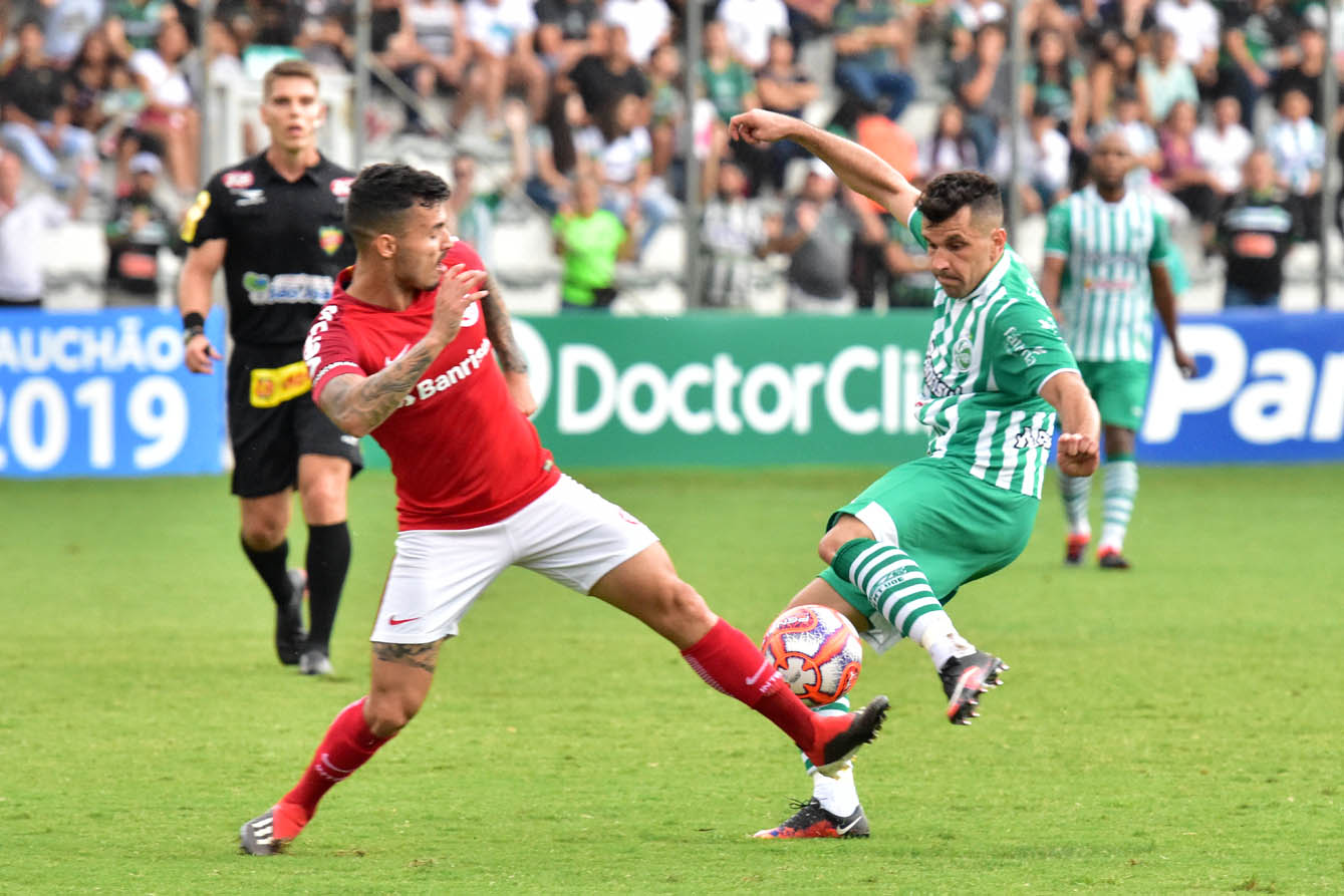 Em jogo de arbitragem polêmica, Ju perde para o Internacional