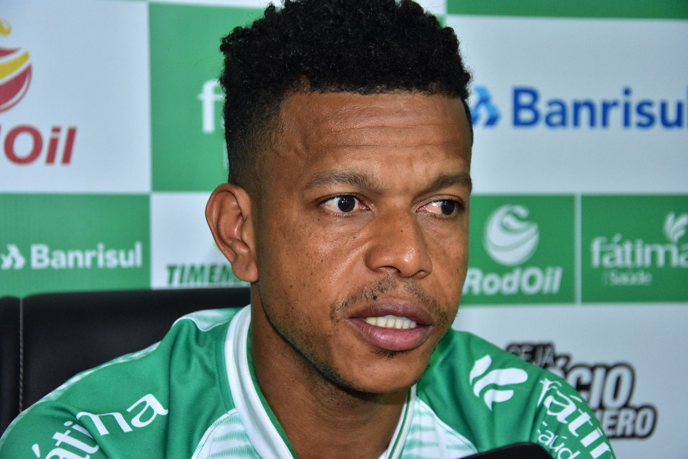 Juventude apresenta o zagueiro Edcarlos