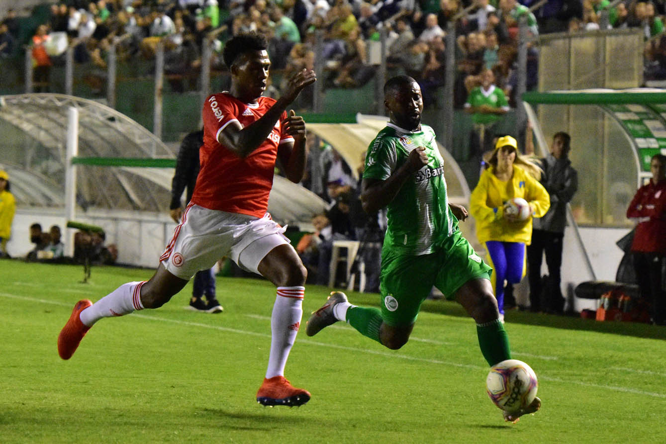 Com um a menos e pênalti contra, Ju sofre revés na estreia do Gauchão