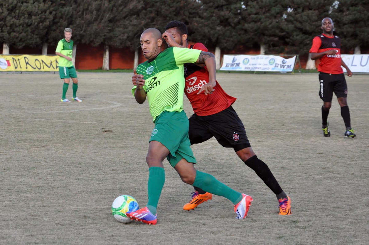 Ju realiza jogo-treino e Roger observa elenco alviverde