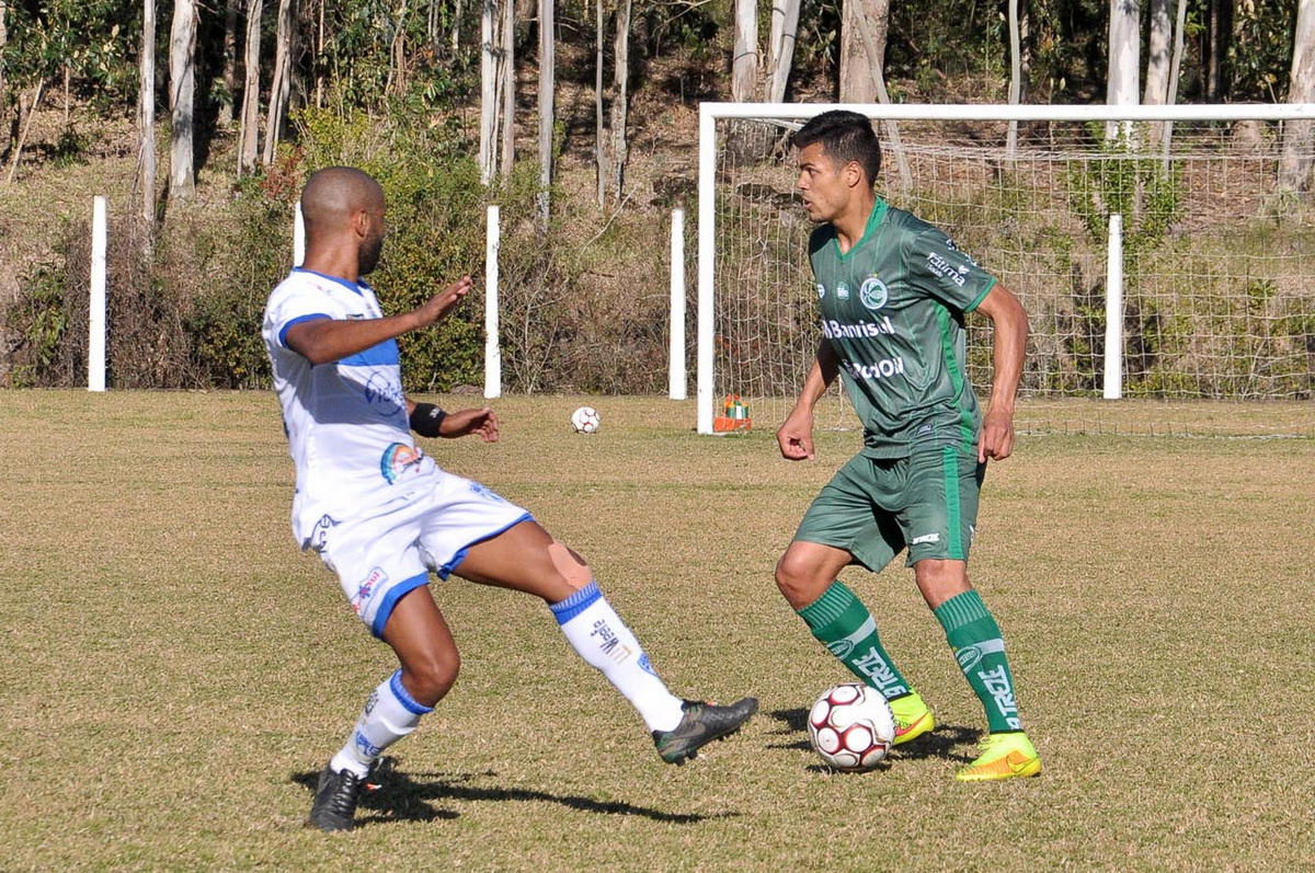 Dal Pozzo observa atletas em jogo-treino contra o Cruzeiro