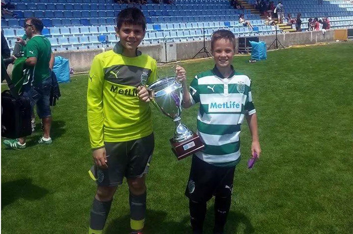 Atletas da Escola de Futebol conquistam título na Europa