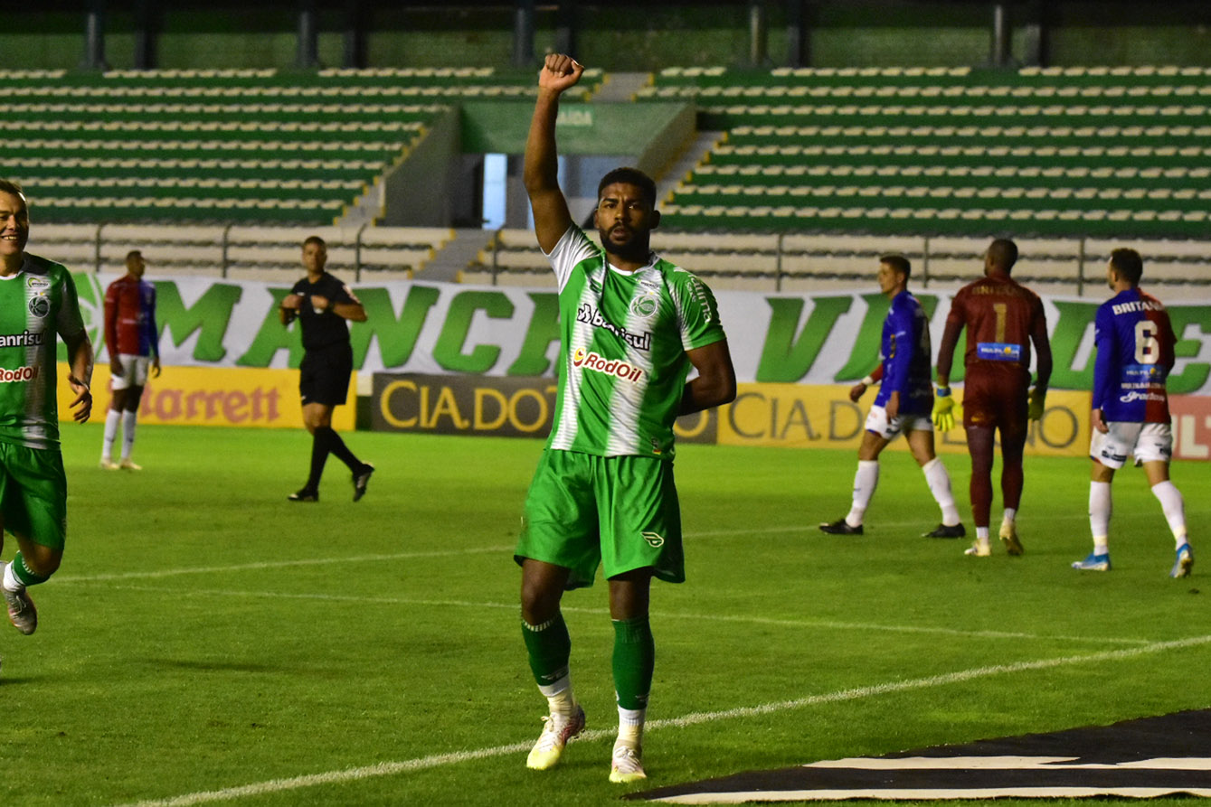 Com atuação impecável, Ju faz 5 x 0 e retorna ao G4