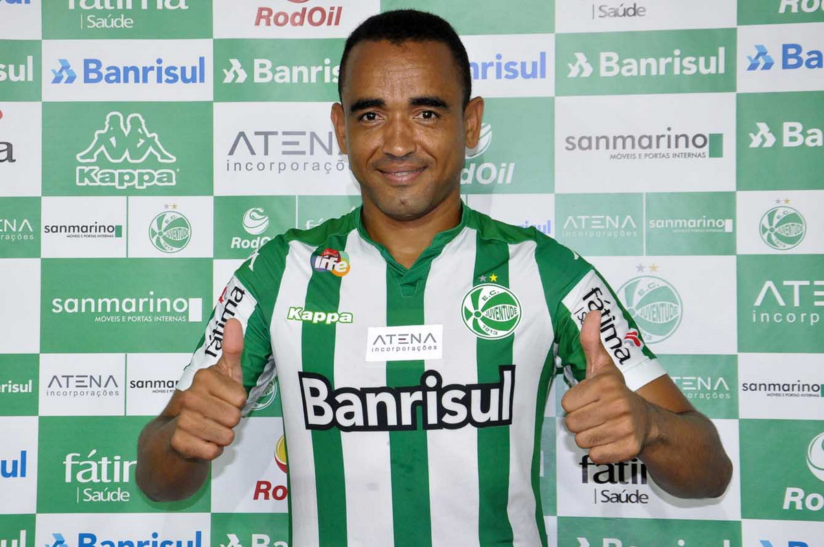 Juventude apresenta volante Wanderson
