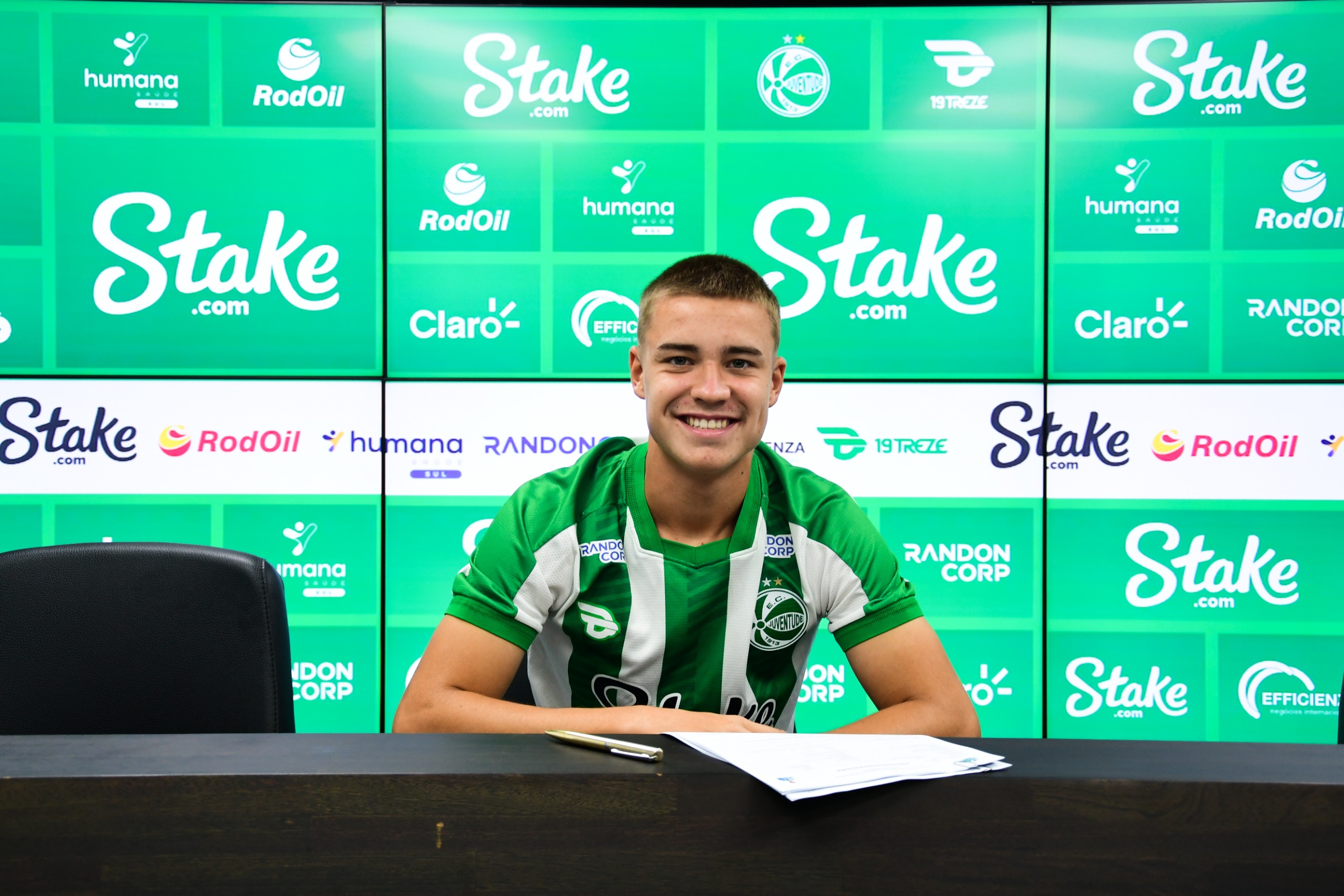 Juventude assina contrato profissional com quatro atletas das Categorias de Base