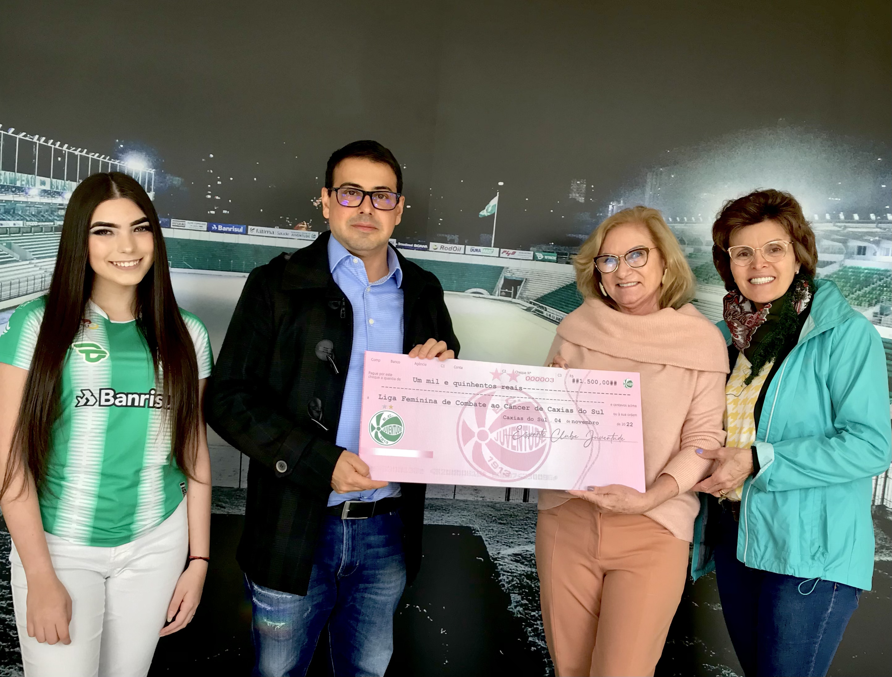 Juventude entrega valor arrecadado para a Liga Feminina de Combate ao Câncer