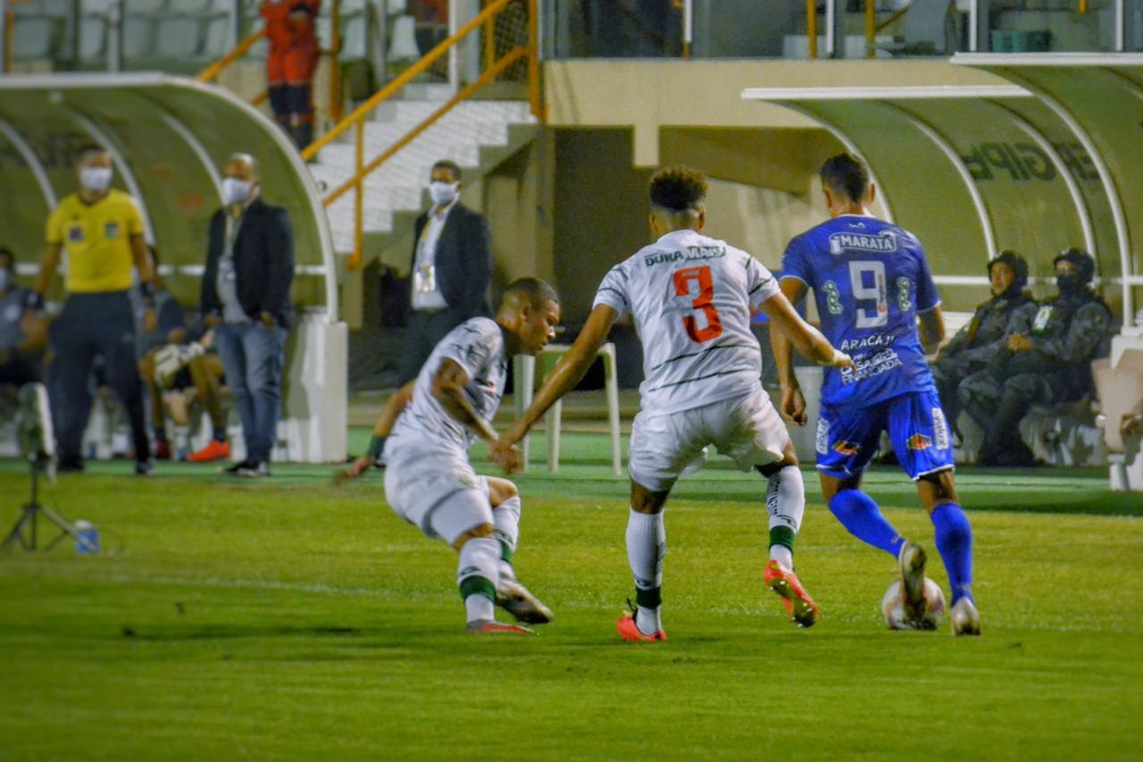 Ju vence o Confiança fora de casa e retorna ao G4 da Série B