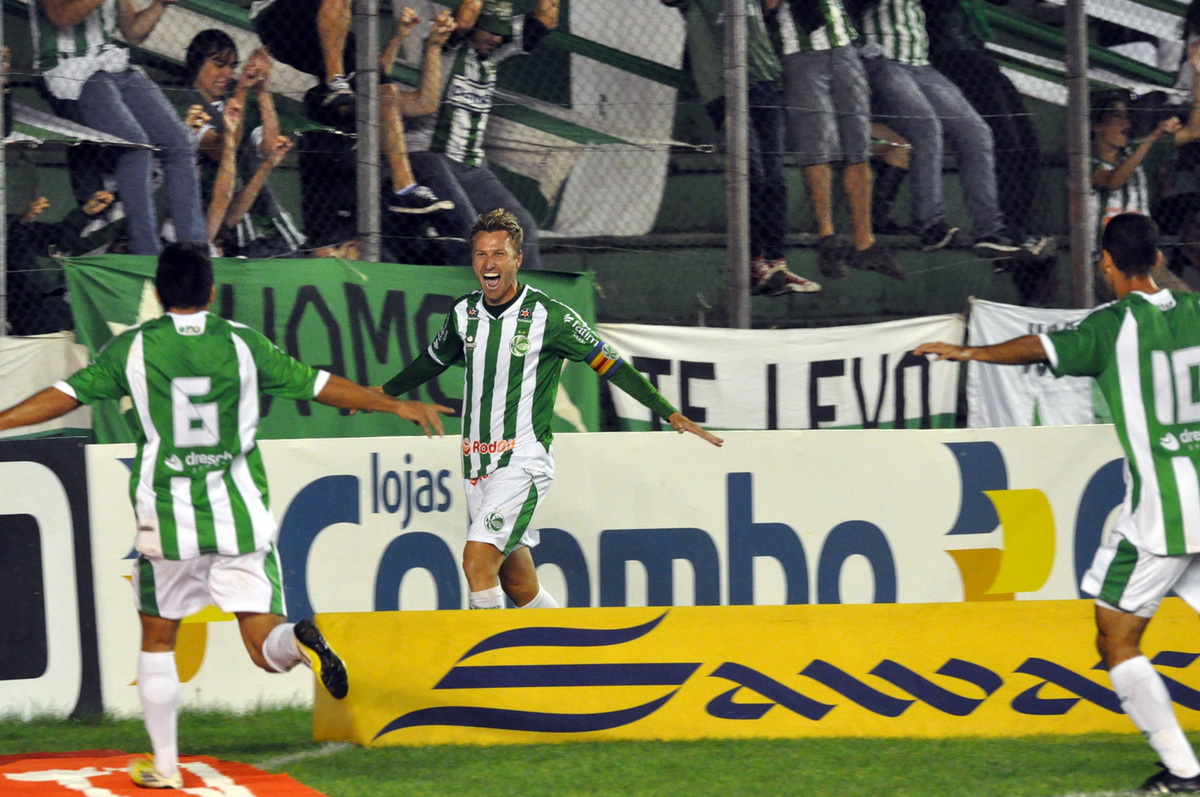 Com ótima atuação, Juventude goleia e segue 100%