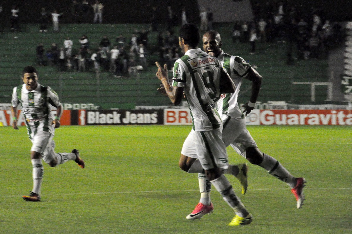 Com muita raça, Ju busca virada e vence na estreia da Série B