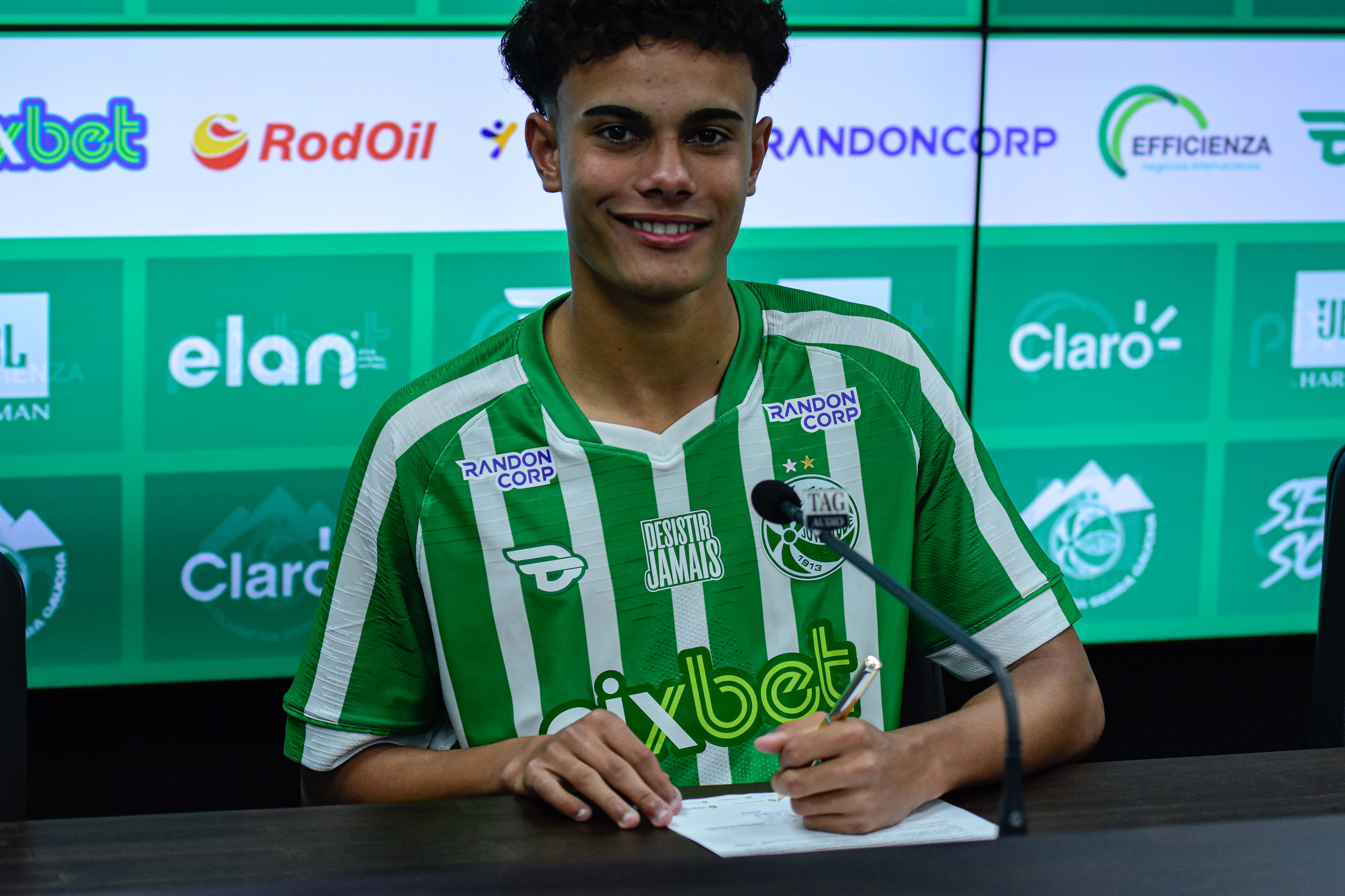 Destaque da sub-17, Miguel assina primeiro contrato profissional