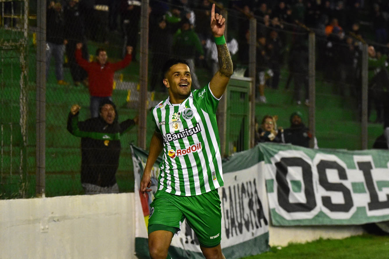 Ju domina, vence mais uma no Jaconi e reassume a liderança da Série C