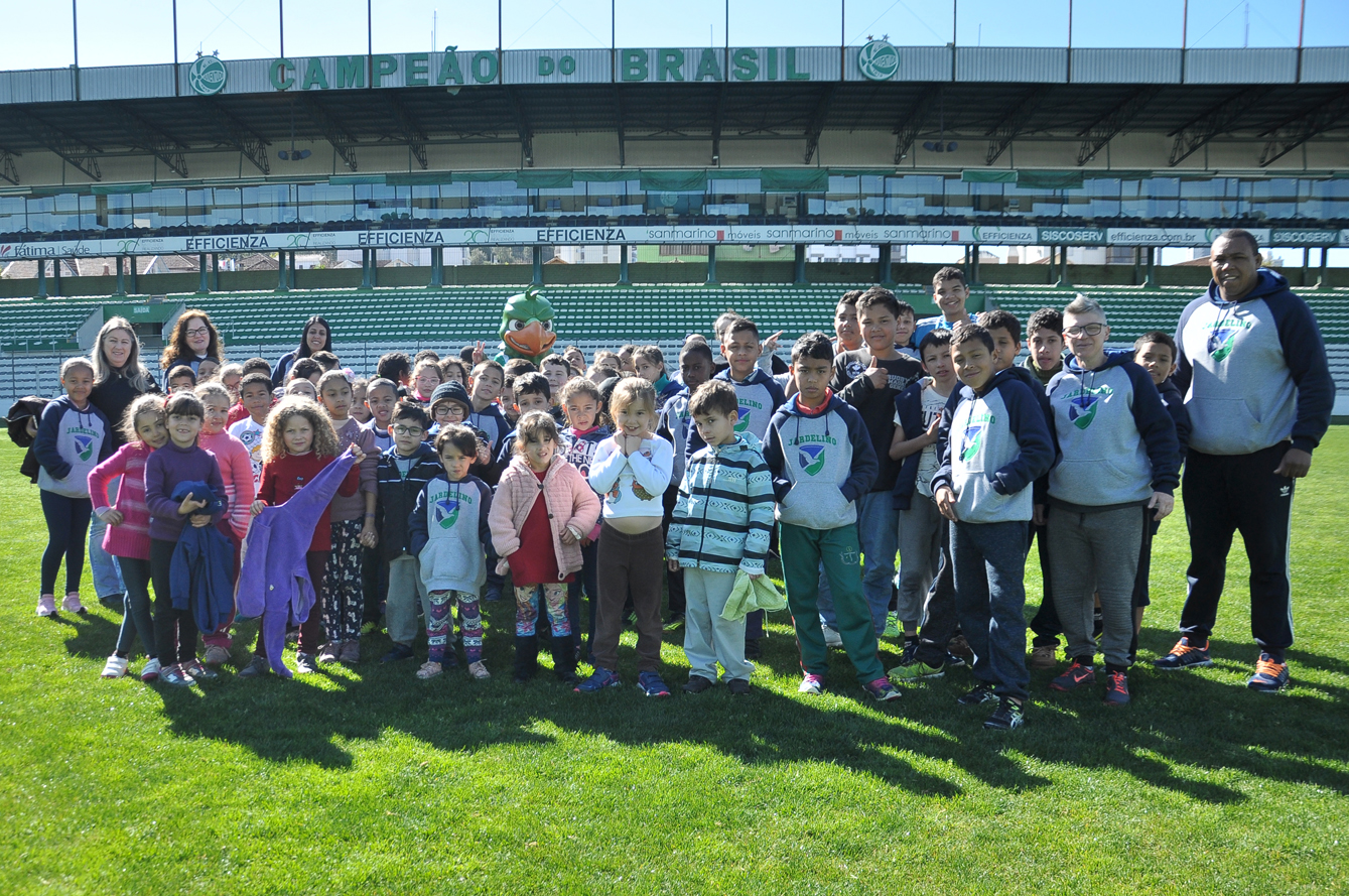 Crianças do projeto “Virando o Jogo” visitam o estádio Alfredo Jaconi e o CFAC do Verdão