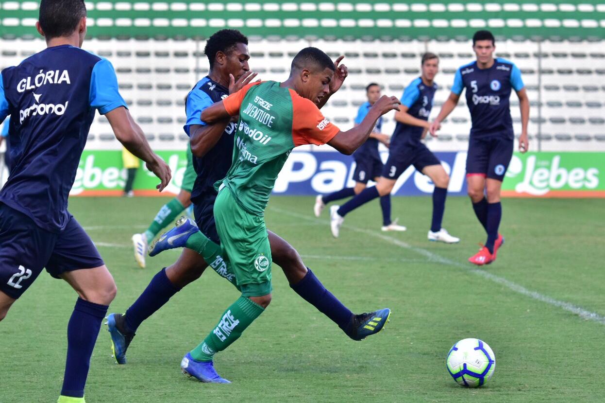 Marquinhos Santos observa 22 atletas em jogo-treino