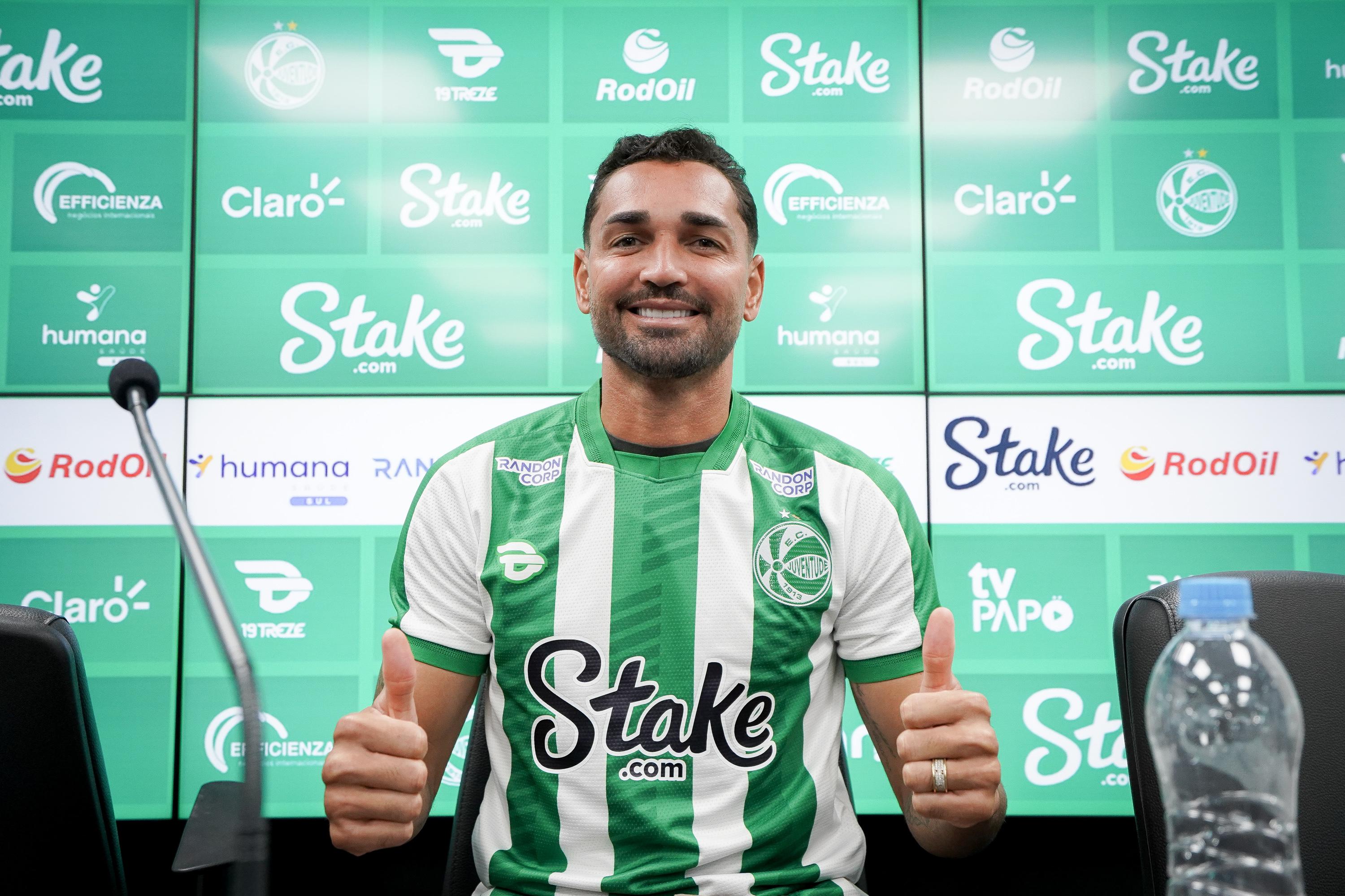Atacante Gilberto é apresentado no Jaconi